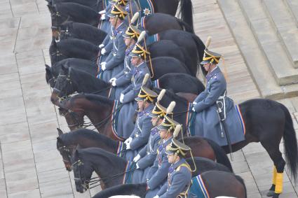 Москва. Военнослужащие Президентского полка во время церемонии развода пеших и конных караулов на Соборной площади Московского Кремля.