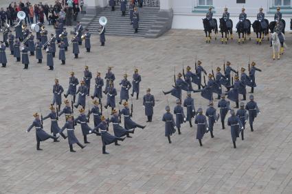 Москва. Военнослужащие Президентского полка во время церемонии развода пеших и конных караулов на Соборной площади Московского Кремля.