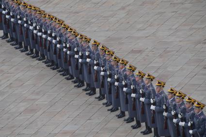 Москва. Военнослужащие Президентского полка во время церемонии развода пеших и конных караулов на Соборной площади Московского Кремля.