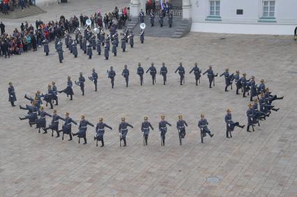 Москва. Военнослужащие Президентского полка во время церемонии развода пеших и конных караулов на Соборной площади Московского Кремля.