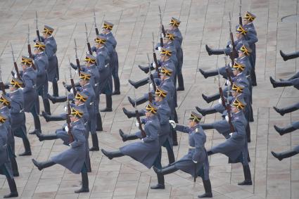 Москва. Военнослужащие Президентского полка во время церемонии развода пеших и конных караулов на Соборной площади Московского Кремля.