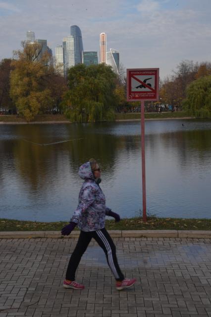 Москва.  Предупреждающая табличка с надписью `Купаться запрещено`.