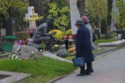 Москва. Могила артиста Юрия Никулина на Новодевичьем кладбище.