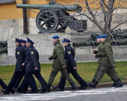 Москва.  Военнослужащие у здания Арсенала на территории Московского Кремля.