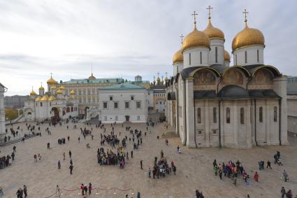 Москва.   Вид на Соборную площадь Московского Кремля с высоты.