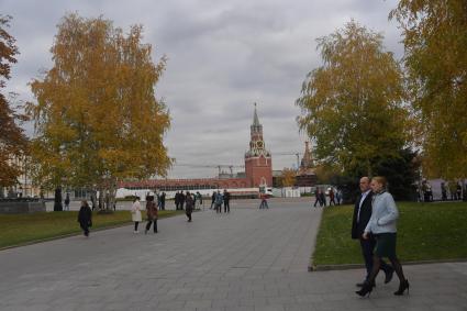 Москва.  Туристы на Ивановской площади Московского Кремля.