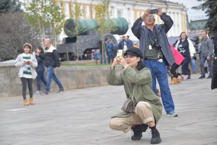 Москва.   Туристы фотографируют  в Московском Кремле.