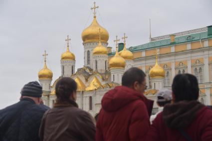 Москва.  Туристы на Соборной площади Московского Кремля.