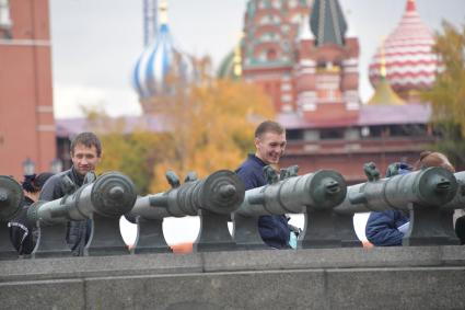 Москва.  Посетители осматривают трофейные пушки на Сенатской площади Московского Кремля.