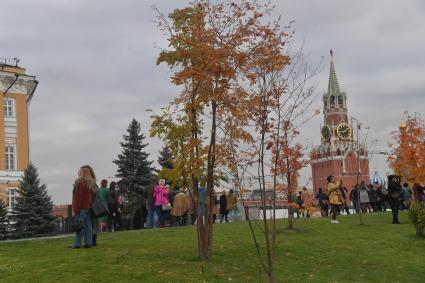 Москва.  Посетители в Московском Кремле.