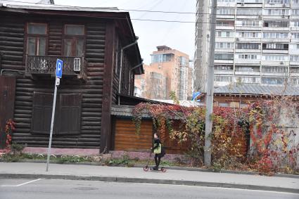 Москва. Деревянный дом особняк Гильбих `Изба`на ул. Верхняя Масловка.