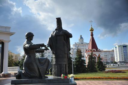 Саранск. Памятник `Мать-Мордовия вручает меч сыну-солдату` на территории мемориального комплекса воинам Мордовии, павшим в годы Великой Отечественной войны.