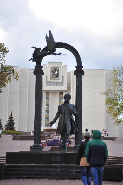 Саранск.  Памятник А.С. Пушкину на улице Московская.