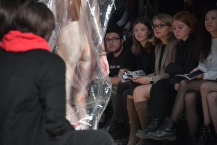 Москва. Модель во время показа на неделе моды Mercedes-Benz Fashion Week Russia
