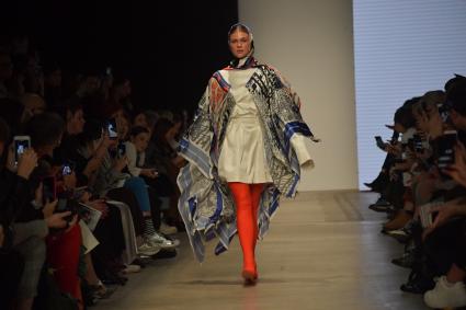 Москва.  Модель во время показа на неделе моды Mercedes-Benz Fashion Week Russia