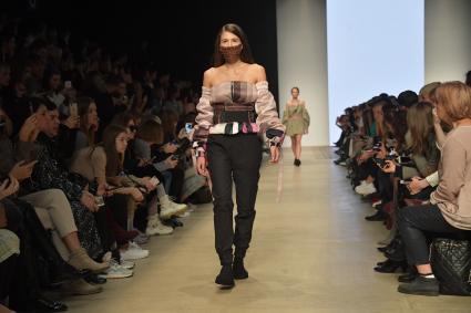 Москва. Модель во время показа на неделе моды Mercedes-Benz Fashion Week Russia