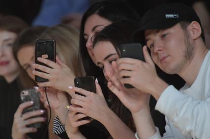 Москва. Зрители во время показа на неделе моды Mercedes-Benz Fashion Week Russia