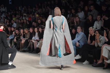 Москва.  Модель во время показа на неделе моды Mercedes-Benz Fashion Week Russia