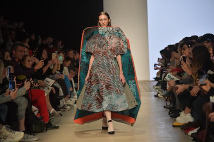 Москва.  Модель во время показа на неделе моды Mercedes-Benz Fashion Week Russia