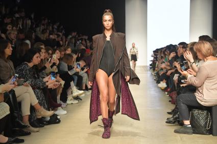 Москва. Модель во время показа на неделе моды Mercedes-Benz Fashion Week Russia