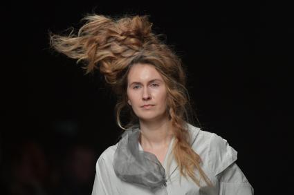 Москва.  Модель во время показа на неделе моды Mercedes-Benz Fashion Week Russia