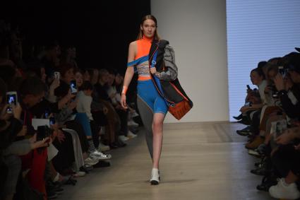 Москва. Модели во время показа на неделе моды Mercedes-Benz Fashion Week Russia