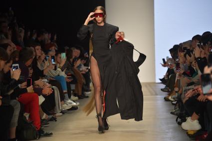 Москва. Модель во время показа на неделе моды Mercedes-Benz Fashion Week Russia