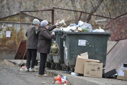 Екатеринбург. Женщина выбрасывает мусор