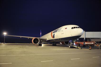 Екатеринбург. Аэропорт \'Кольцово\'. Самолет Боинг-777 авиакомпании \'Azur Air\' перед первым регулярным рейсом в Доминиканскую Республику