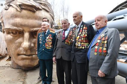 Московская область, Солнечногорск. Ветераны ВОВ у фрагмента бронзовой фигуры Ржевского мемориала Советскому солдату
на территории мастерской скульптора Александра Рукавишникова.