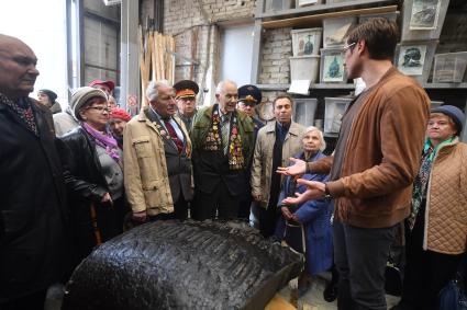 Московская область, Солнечногорск. Автор  Ржевсого мемориала Советскому солдату скульптор Андрей Коробцов (справа) и ветераны ВОВ  на территории мастерской  скульптора Александра Рукавишникова, где завершаются работы по отливке основной части бронзовой композиции.