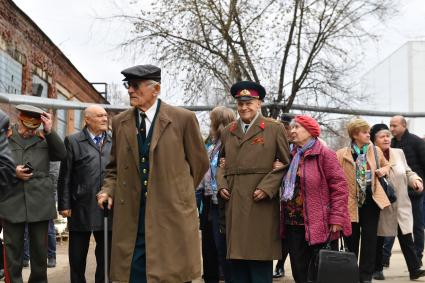 Московская область, Солнечногорск. Ветераны ВОВ  на территории мастерской  скульптора Александра Рукавишникова, где завершаются работы по отливке основной части бронзовой композиции Ржевского мемориала Советскому солдату.