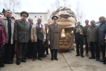 Московская область, Солнечногорск. Ветераны ВОВ у фрагмента  бронзовой фигуры  Ржевского мемориала  Советскому солдату 
на территории мастерской  скульптора Александра Рукавишникова.