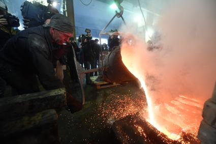 Московская область, Солнечногорск. Рабочие в литейном цеху скульптора Александра Рукавишникова, где завершаются работы по отливке основной части бронзовой композиции Ржевского мемориала Советскому солдату.