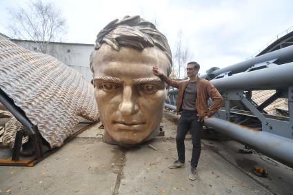 Московская область, Солнечногорск. Автор  Ржевсого мемориала Советскому солдату скульптор Андрей Коробцов у фрагмента  бронзовой фигуры  Ржевского мемориала на территории мастерской  скульптора Александра Рукавишникова.