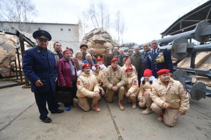 Московская область, Солнечногорск. Автор  Ржевсого мемориала Советскому солдату скульптор Андрей Коробцов( в центре), ветераны ВОВ  и участники Всероссийского военно-патриотического  общественного движения `Юнармия`у фрагмента  бронзовой фигуры  Ржевского мемориала на территории мастерской  скульптора Александра Рукавишникова.