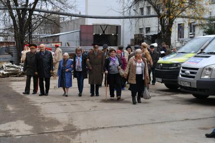 Московская область, Солнечногорск. Ветераны ВОВ  на территории мастерской  скульптора Александра Рукавишникова,  где завершаются работы по отливке основной части бронзовой композиции Ржевского мемориала Советскому солдату.