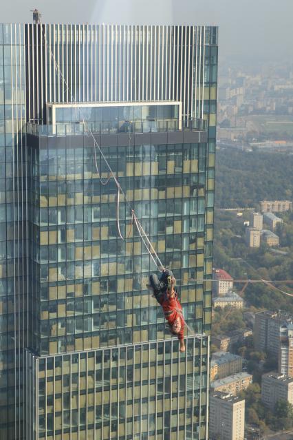 Диск 363 мужчина канатоходец идет между башнями Москва  Сити