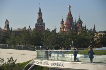 Москва. Посетители в парке Зарядье.