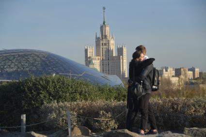 Москва. Посетители в парке Зарядье.