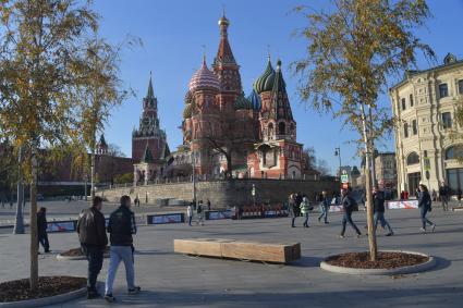 Москва. Вид на Храм Василия Блаженного со стороны парка Зарядье.