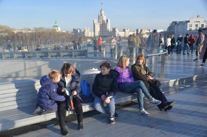 Москва. Посетители на Парящем мосту.
