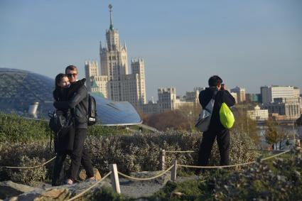 Москва. Посетители в парке Зарядье.