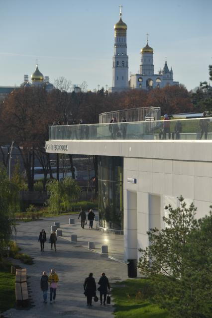 Москва. Посетители в парке Зарядье.