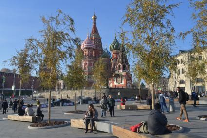 Москва. Вид на Храм Василия Блаженного со стороны парка Зарядье.