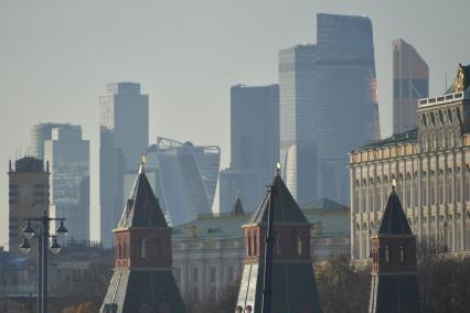 Москва. Вид на высотные здания Москва-Сити и  башни Московского кремля.