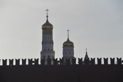 Москва. Вид на колокольню Ивана Великого в Кремле.