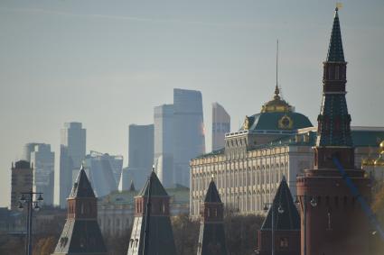 Москва. Вид на Большой Кремлевский дворец и башни Московского кремля.