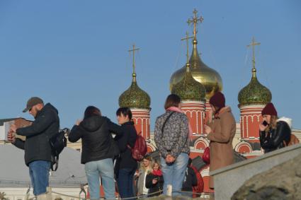 Москва. Посетители в парке Зарядье.