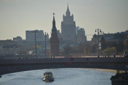 Москва. Вид на Большой Москворецкий мост.